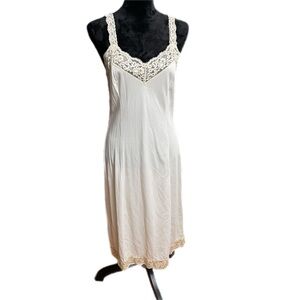 Vintage Wonder Maid non-cling Lace trim slip